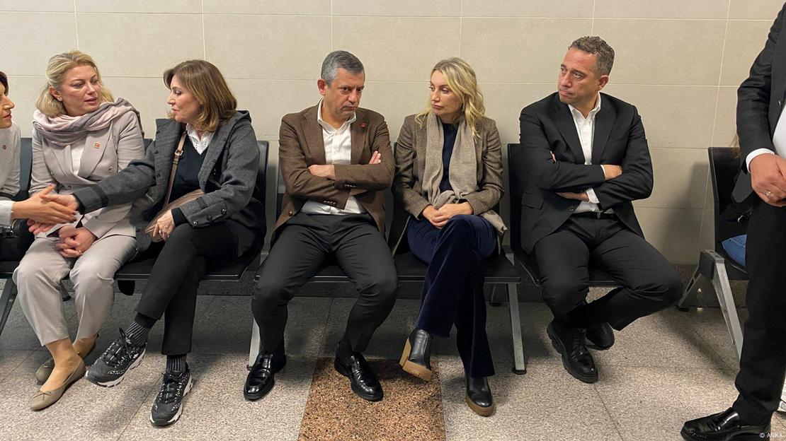 Özgür Özel ve Ekrem İmamoğlu'nun eşi Dilek Kaya İmamoğlu İstanbul Adliyesi koridorunda diğer partililerle birlikte bekliyor