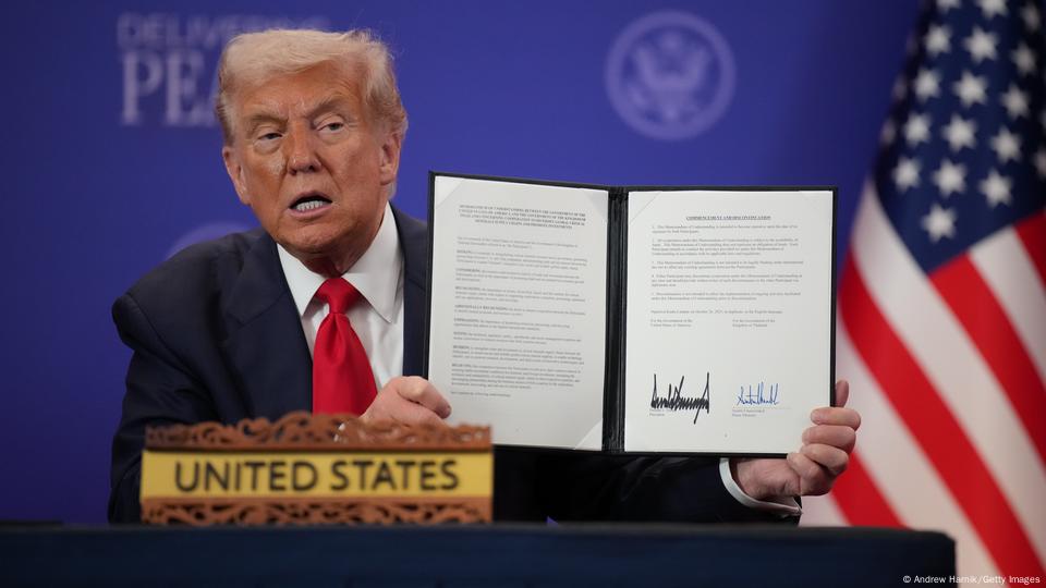 امریکی صدر ٹرمپ اتوار کے روز کوالا لمپور میں تھائی لینڈ اور کمبوڈیا کے مابین طے پانے والے فائر بندی معاہدے کی دستاویز کے ساتھ امریکی صدر ٹرمپ اتوار کے روز کوالا لمپور میں تھائی لینڈ اور کمبوڈیا کے مابین طے پانے والے فائر بندی معاہدے کی دستاویز کے ساتھ