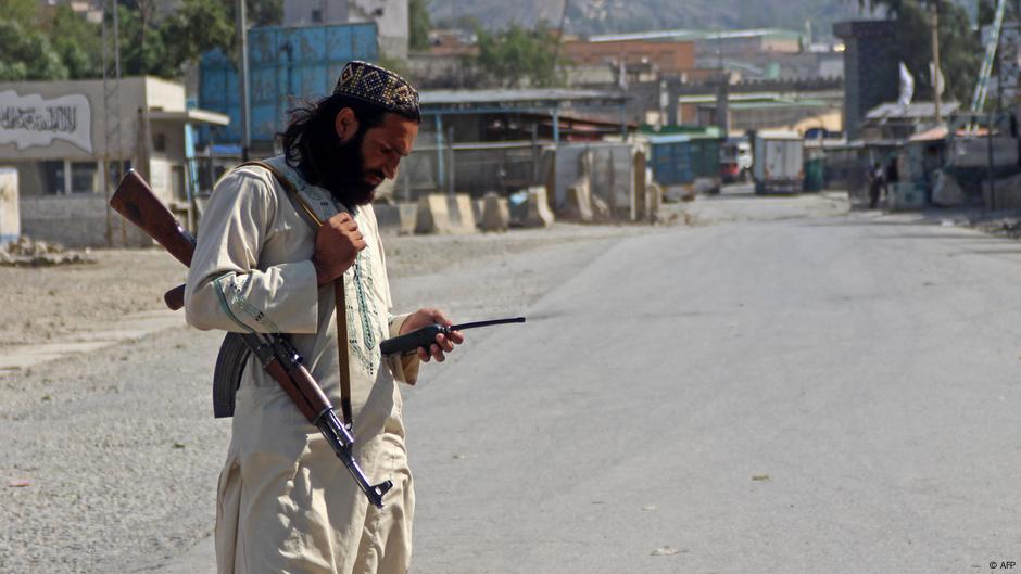 Pakistan reports fatal border clashes amid Afghanistan talks  DW  10/26/2025