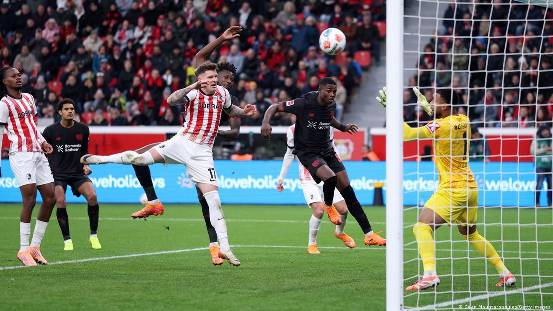 Leverkusens Edmond Tapsoba erzielt Kopfballtor gegen SC Freiburg