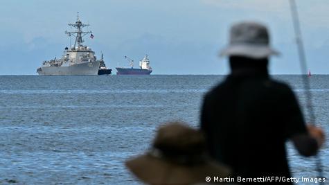 Pescadores observan el buque de guerra USS Gravely frente a las costas de Puerto España (26.10.2025) Pescadores observan el buque de guerra USS Gravely frente a las costas de Puerto España (26.10.2025)