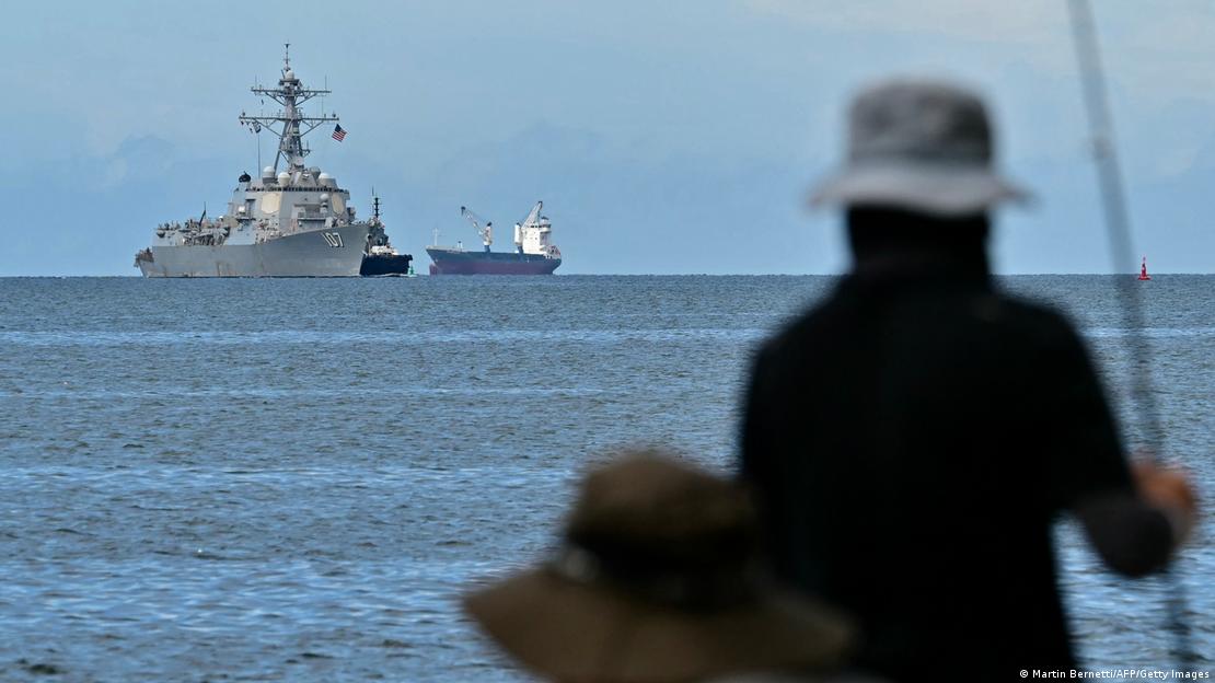 Pescadores observan el buque de guerra USS Gravely frente a las costas de Puerto España (26.10.2025)
