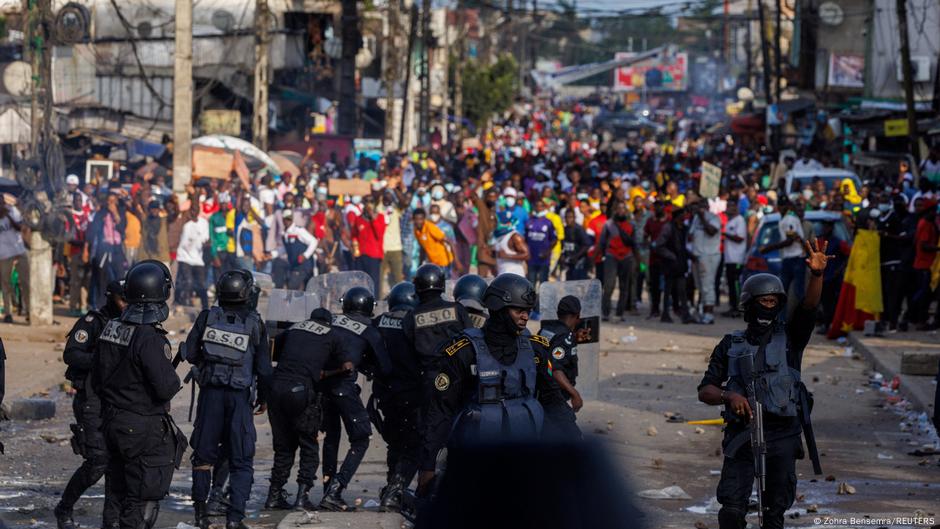 Cameroon: Protesters defy bans ahead of election results  DW  10/26/2025