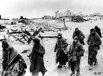 Deutsche Soldaten ziehen am 31.1.43 nach dem Ende der Kämpfe um Stalingrad in eisiger Kälte durch die Ruinen der Stadt in sowjetische Kriegsgefangenschaft. Bei dieser Schlacht fielen rund 146.000 Soldaten, 90.000 kamen in Kriegsgefangenschaft