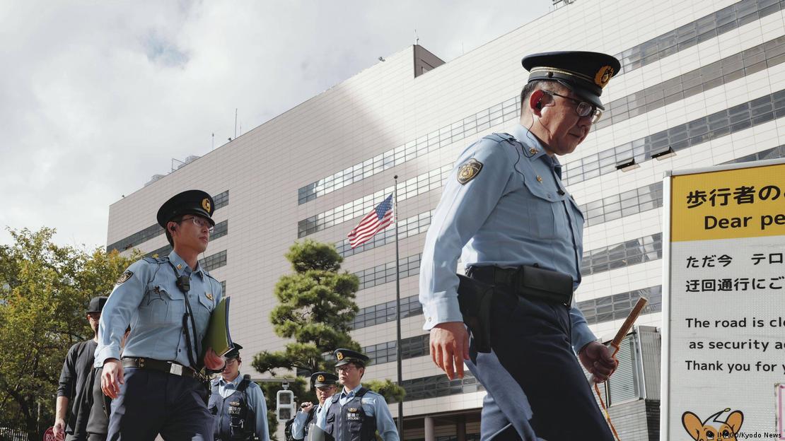 Dos policías en las medidas de seguridad ante la llegada de Donald Trump a Tokio. (27.10.2025).