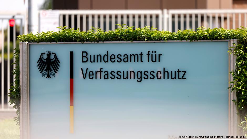 Almanya'da iç istihbarat kurumu Anayası Koruma Dairesi'nin başkanı Sinan Selen, ülkenin karşı karşıya olduğu yeni tehlikelere dikkat çekti

Selen casusluk ve sabotajla mücadelede daha fazla yetki talep ediyor