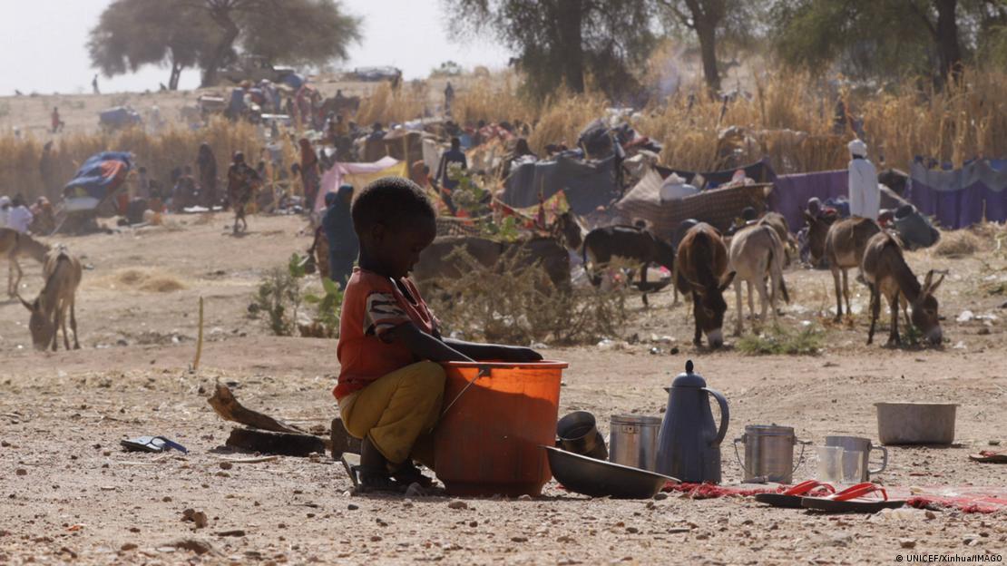 Un niño busca alimentos en un campamento de refugiados de Sudán del Sur en Darfur. (Imagen de archivo).