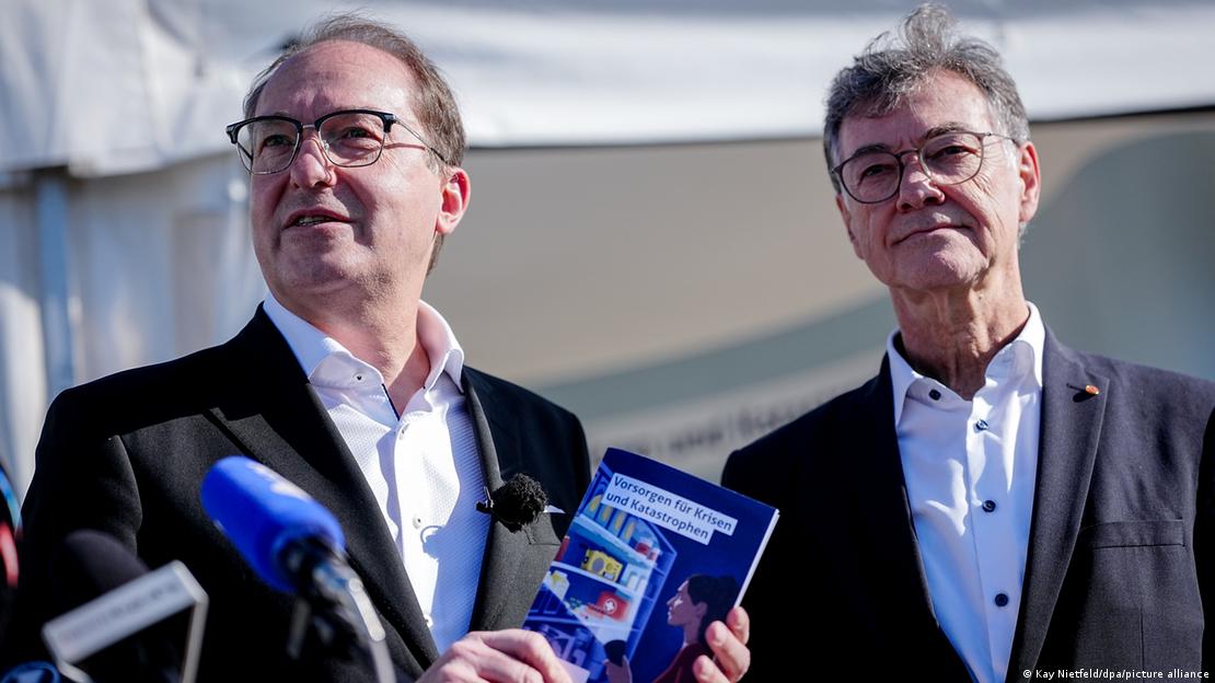 Federal İçişleri Bakanı Alexander Dobrindt (solda), 13 Ekim 2025 günü "Kriz ve Afetlere Hazırlık" rehberini tanıttı Federal İçişleri Bakanı Alexander Dobrindt (solda), 13 Ekim 2025 günü "Kriz ve Afetlere Hazırlık" rehberini tanıttı