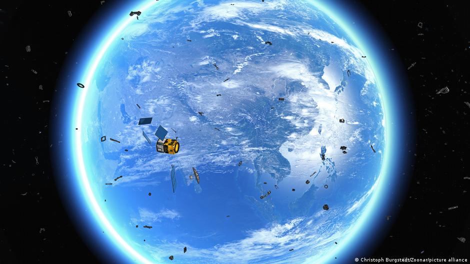 Svemirski otpad u Zemljinoj orbiti (3D ilustracija)
