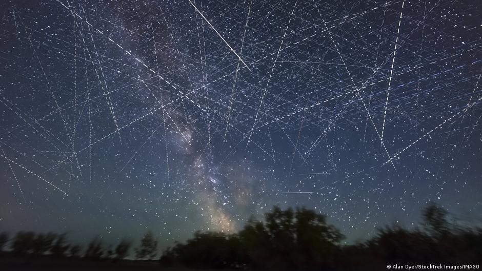 Un objeto espacial cae a la Tierra cada día: ¿estamos al borde del colapso orbital?