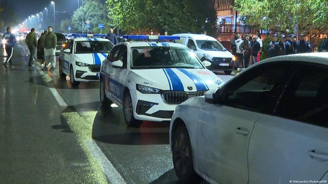 Başkent Podgorica'da Türkiye elçiliğinin önünde duran polis araçları