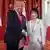 Händedruck zwischen Donald Trump und Sanae Takaichi