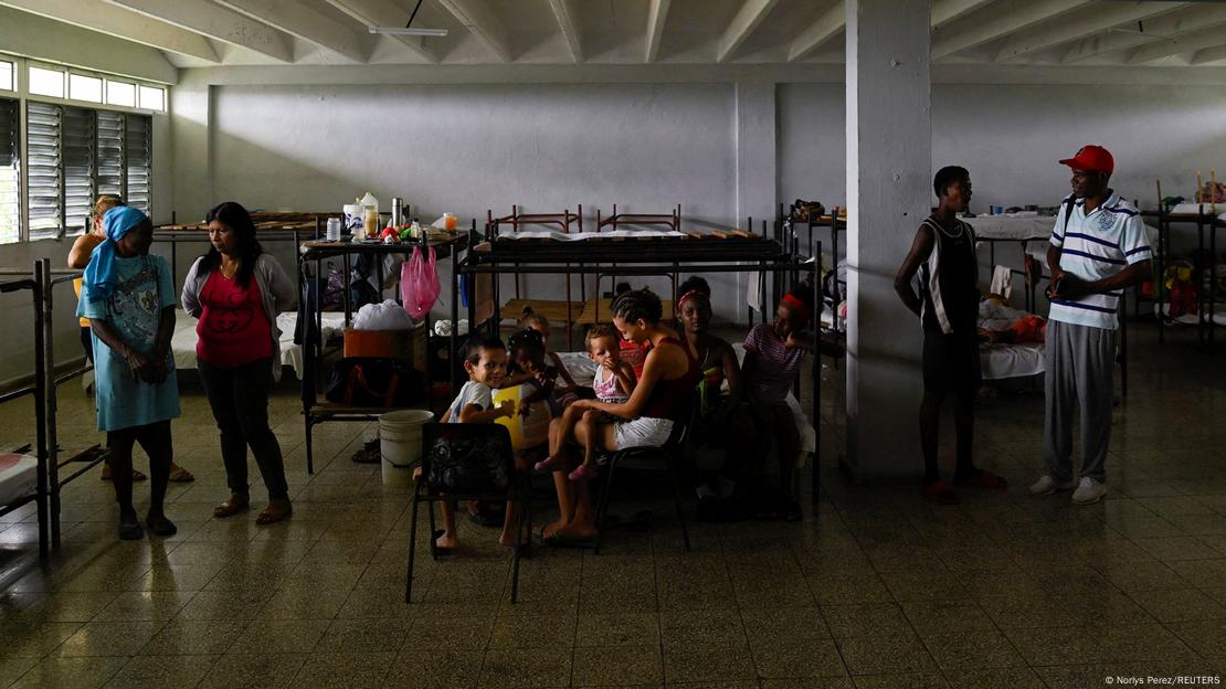 Personas en un refugio en Santiago de Cuba ante la llegada del huracán Melissa. Personas en un refugio en Santiago de Cuba ante la llegada del huracán Melissa.
