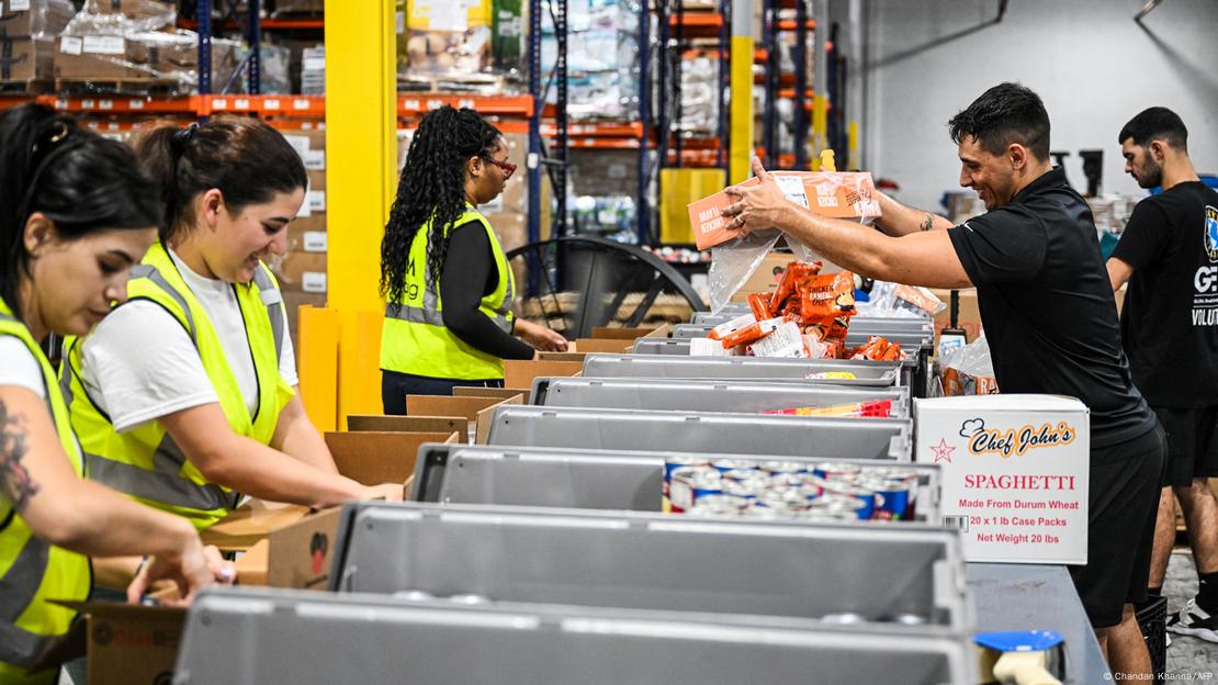 Voluntarios en Miami preparan paquetes con alimentos para los afectados por la llegada del huracán Melissa. Voluntarios en Miami preparan paquetes con alimentos para los afectados por la llegada del huracán Melissa.