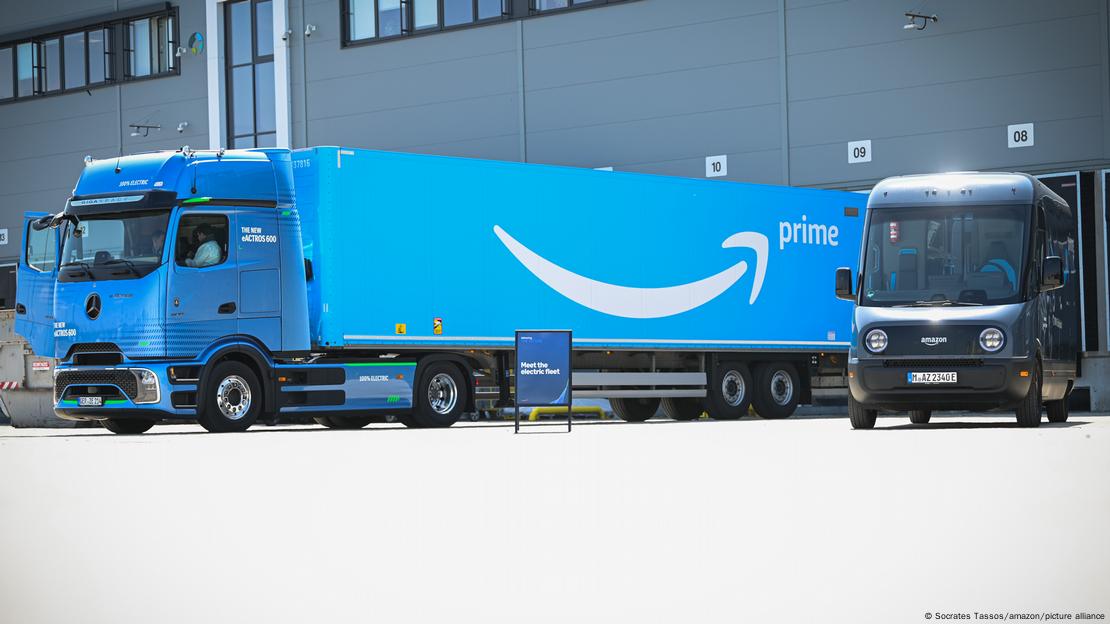 Un camión de transporte de Amazon.