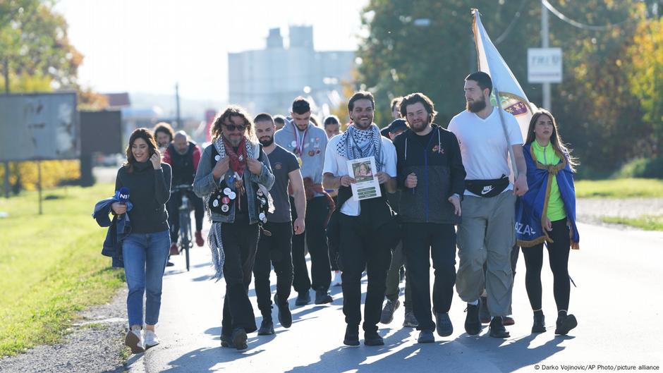 Studenti iz Novog Pazara pešače ka Novom Sadu gde će 1. novembra prisustvovati komemoraciji žrtvama tragedije na železničkoj stanici