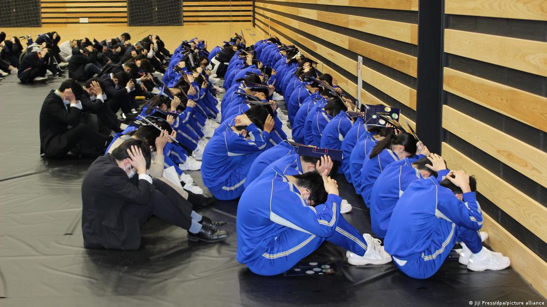 Japonya'nın Tsugaru kentindeki bir lisede, Kuzey Kore'den gelebilecek muhtemel bir hava saldırısına karşı tatbikat yapılıyor (10.05.2023) Japonya'nın Tsugaru kentindeki bir lisede, Kuzey Kore'den gelebilecek muhtemel bir hava saldırısına karşı tatbikat yapılıyor (10.05.2023)