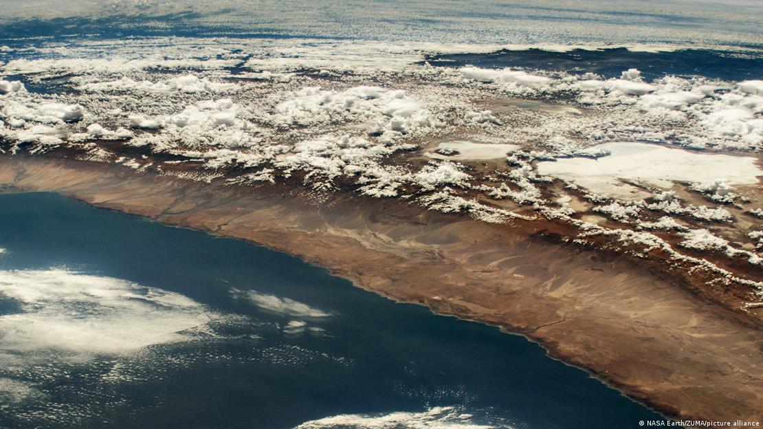 El contraste entre el desierto de Atacama, uno de los más áridos del mundo, y la majestuosa cordillera de los Andes desde el espacio.