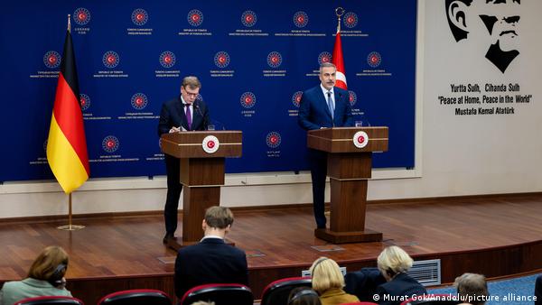 Ankara'daki görüşmelerinin ardından Dışişleri Bakanlığında ortak basın toplantısı düzenleyen Johann Wadephul ve Hakan Fidan yan yana kurulan iki kürsünün arkasında. Arkalarında Alman ve Türk bayrakları var