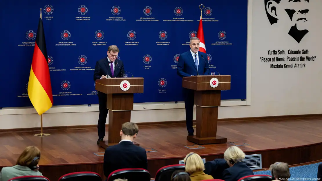 Ankara'daki görüşmelerinin ardından Dışişleri Bakanlığında ortak basın toplantısı düzenleyen Johann Wadephul ve Hakan Fidan yan yana kurulan iki kürsünün arkasında. Arkalarında Alman ve Türk bayrakları var