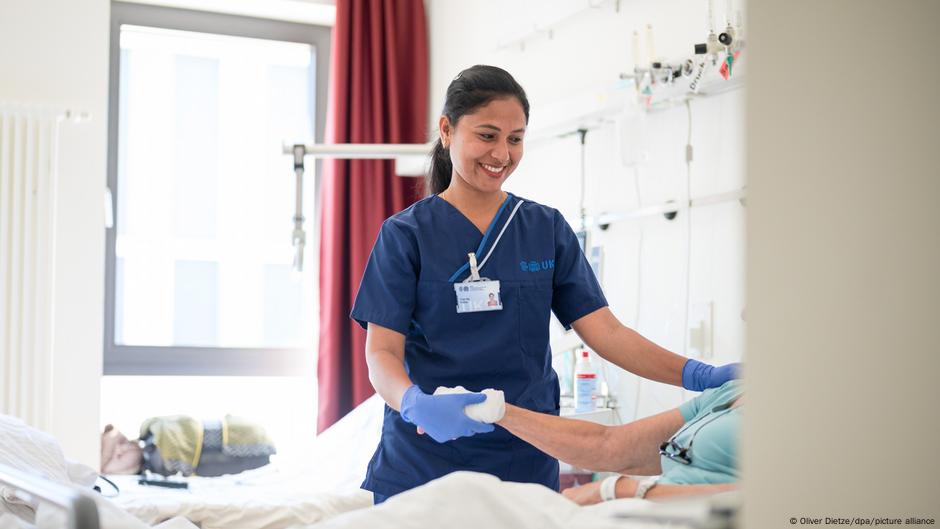 Indijska negovateljica Prijaradž Praba došla je u Nemačku preko vladinog programa zapošljavanja „Triple Win“, koji je osmišljen da podjednako koristi i negovateljima, i Nemačkoj, ali i zemlji porekla