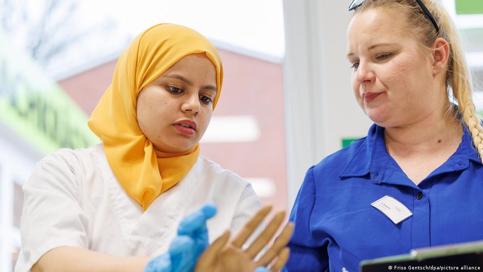 Як живеться у ФРН іноземним фахівцям з догляду за хворими – DW – 05.11.2025