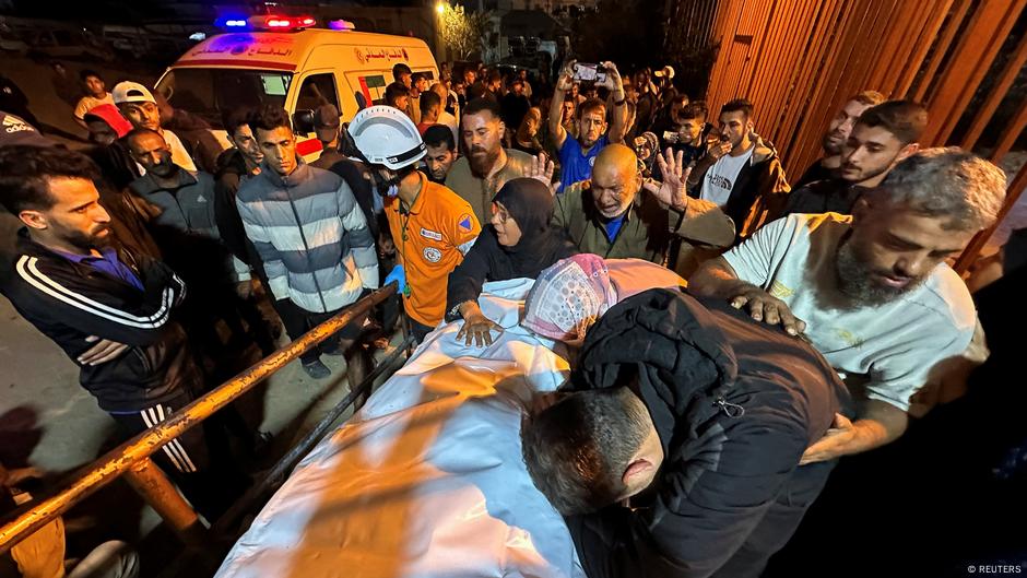 Služba civilne zaštite kojom rukovodi Hamas saopštila je da su najmanje dve osobe poginule, a četiri ranjene u najnovijim izraelskim vazdušnim napadima