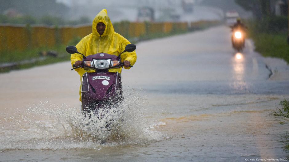 India: Cyclone Montha brings heavy rains and strong winds