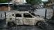 Carro queimado e, ao fundo, um veículo blindado da Polícia Militar Carro queimado e, ao fundo, um veículo blindado da Polícia Militar
