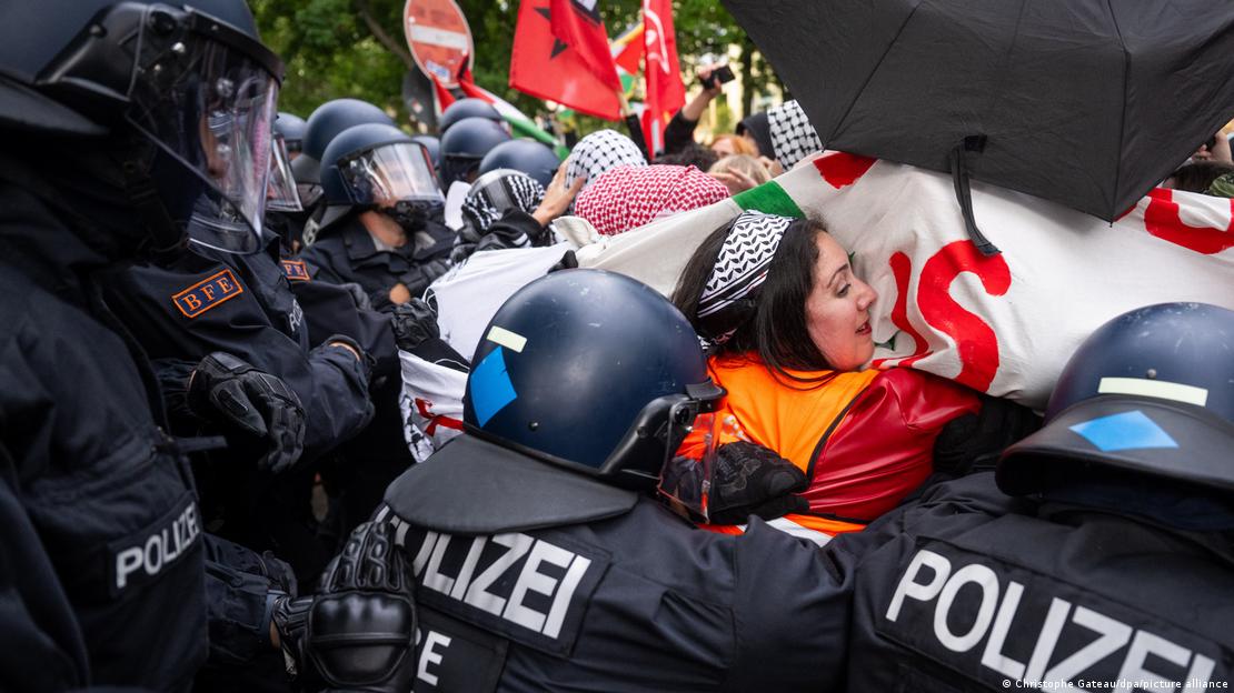 Policía alemana en la manifestación del Día de la Nakba empujando a manifestantes propalestinos en Berlín en 2025.