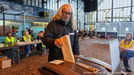 Bei den Parlamentswahlen in den Niederlanden gibt es ein Kopf-an-Kopf-Rennen zwischen der liberalen D66 und der rechtspopulistischen PVV.