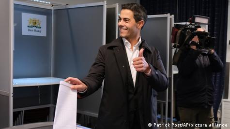 Роб Јетен од Д66 гласа на изборите во Холандија Роб Јетен од Д66 гласа на изборите во Холандија