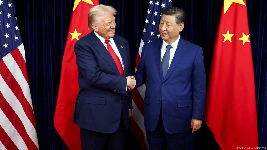 Encuentro entre Donald Trump y Xi Jinping en Busan, Corea del Sur: ambos sonrientes y dándose la mano. Encuentro entre Donald Trump y Xi Jinping en Busan, Corea del Sur: ambos sonrientes y dándose la mano.