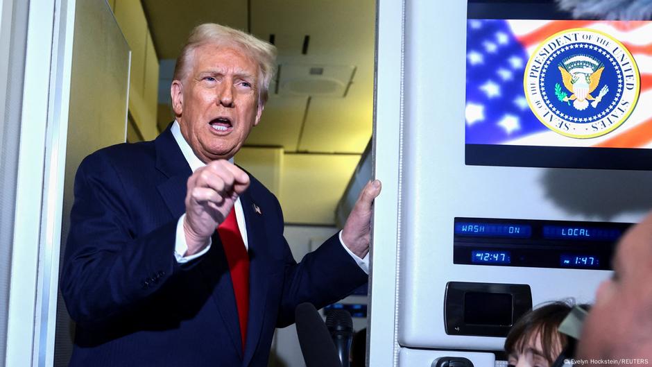 Tramp razgovora sa novinarima u predsedničkom avionu nakon susreta sa Sijema