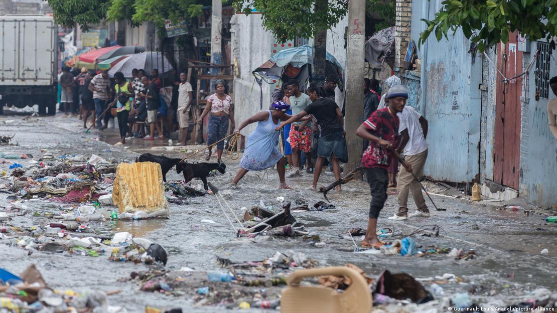 Viel Müll, Kleinteile und Plastikstühle auf einer Straße 