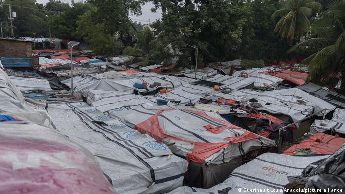 Abris de fortune recouverts de bâches à Port-au-Prince, en Haïti, avant l'ouragan Melissa.