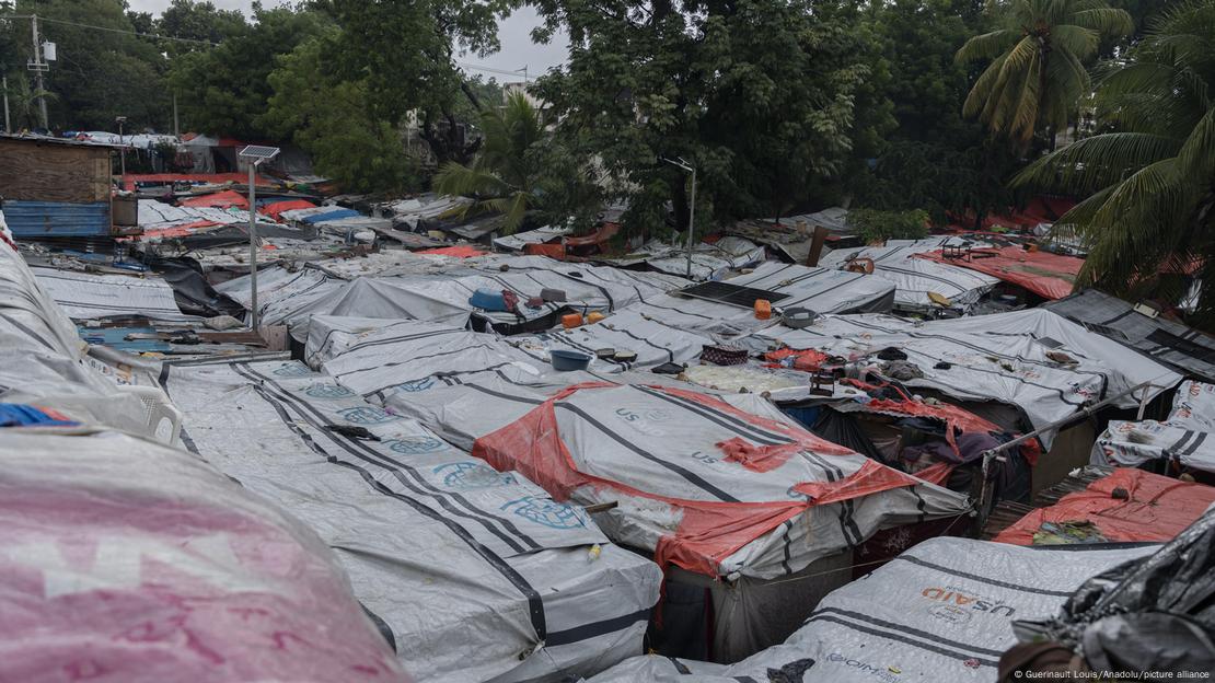 Refugios improvisados cubiertos con lonas en Puerto Príncipe, Haití, antes del paso del huracán Melissa. Refugios improvisados cubiertos con lonas en Puerto Príncipe, Haití, antes del paso del huracán Melissa.