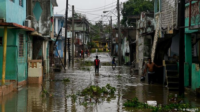Une personne marche dans les rues inondées de Santiago de Cuba après l'ouragan Melissa.