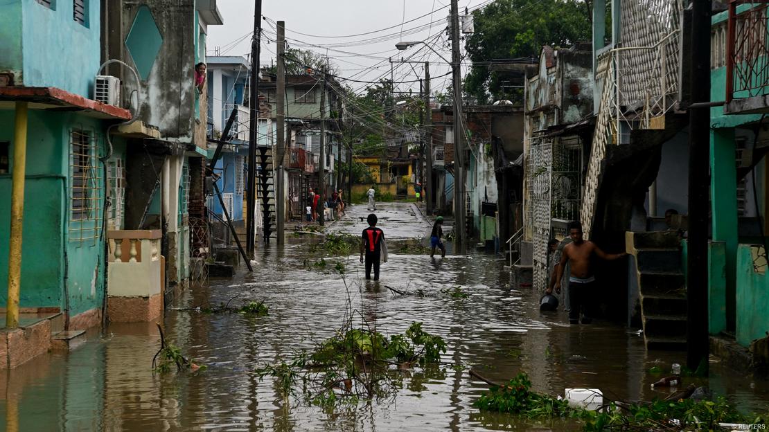 Una persona camina por calles inundadas en Santiago de Cuba tras el paso del huracán Melissa. Una persona camina por calles inundadas en Santiago de Cuba tras el paso del huracán Melissa.