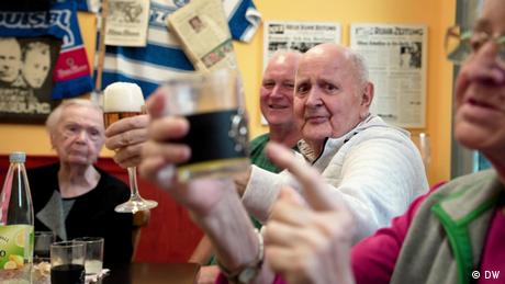 In der Demenzkneipe in einem Duisburger Pflegeheim gibt es Musik und Getränke.