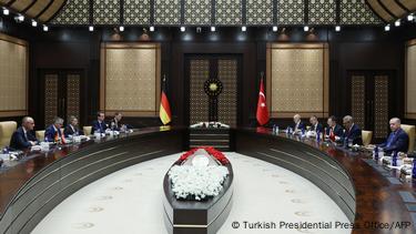 Συνομιλίες μεταξύ των αντιπροσωπιών Γερμανίας-Τουρκίας στο προεδρικό μέγαρο στην Άγκυρα