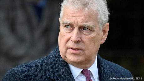 König Charles III. entzieht seinem Bruder Prinz Andrew wegen dessen Verbindungen zum Sexualstraftäter Jeffrey Epstein den royalen Titel.