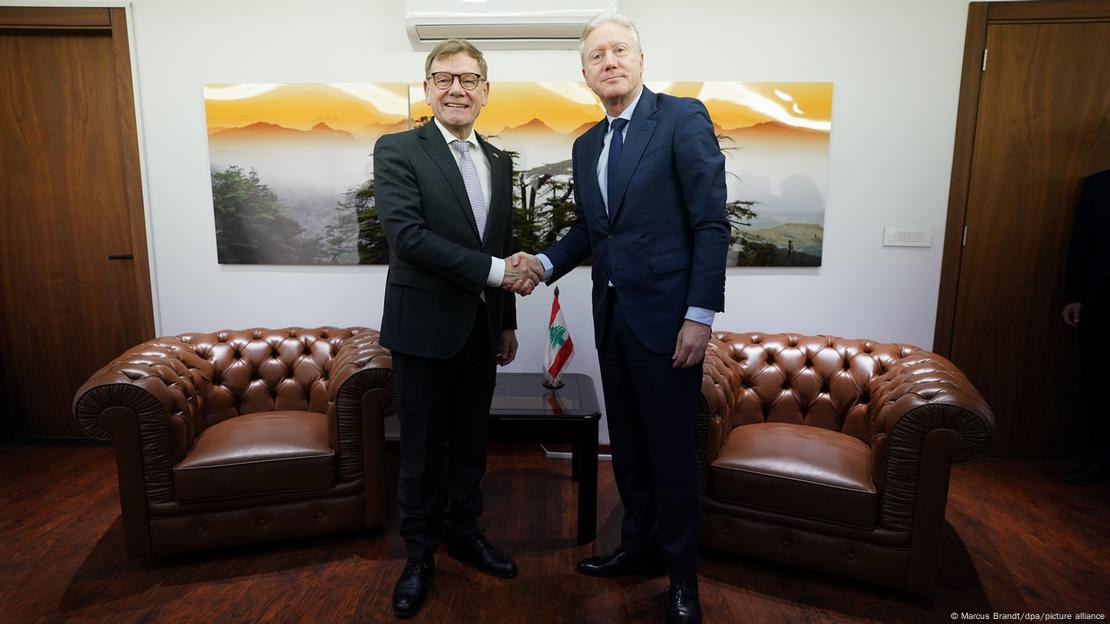 دورہ لبنان کے دوران جرمن وزیر خارجہ واڈے فیہول، بائیں، کی لبنانی وزیر خارجہ یوسف رجّی کے ساتھ لی گئی ایک تصویر