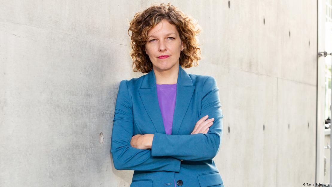 Alman Kadınlar Konseyi Genel Müdiresi Judith Rahner: "Aile içi şiddet mağdurlarının üçte ikisi yakınlarında kadın sığınma evi bulamıyor" Alman Kadınlar Konseyi Genel Müdiresi Judith Rahner: "Aile içi şiddet mağdurlarının üçte ikisi yakınlarında kadın sığınma evi bulamıyor"