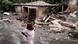 Una mujer pasa frente a su casa destruida durante las lluvias dejadas por las bandas externas del huracán Melissa en Petit-Goave, a 68 km al suroeste de Puerto Príncipe. Una mujer pasa frente a su casa destruida durante las lluvias dejadas por las bandas externas del huracán Melissa en Petit-Goave, a 68 km al suroeste de Puerto Príncipe.