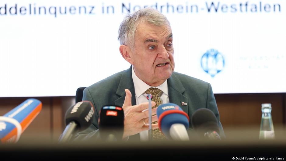 „Nije bilo nikakvog razloga da se pretpostavi da policajcima preti nekakva opasnost“ – tako je Herbert Rojl, pokrajinski ministar policije, opravdao činjenicu da nisu bile uključene kamere kojima su opremljeni policajci u Severnoj Rajni Vestfaliji