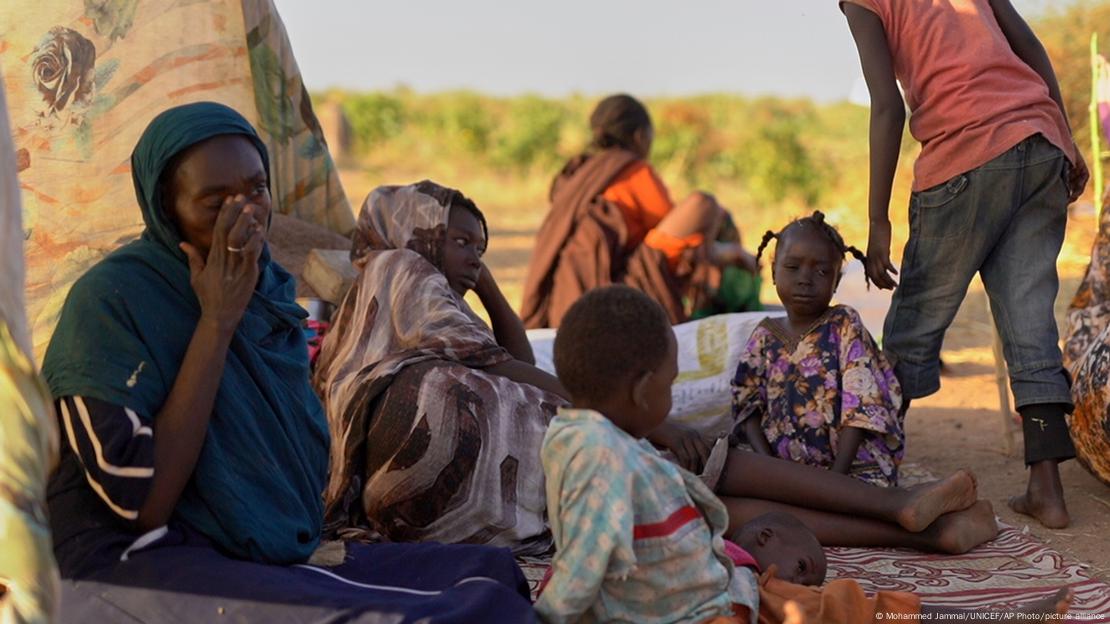 Familias de el-Fasher en un campamento de desplazados en el que buscaron refugio huyendo de los combates entre las fuerzas gubernamentales y las FAR, en Tawila, región de Darfur (27.10.2025)