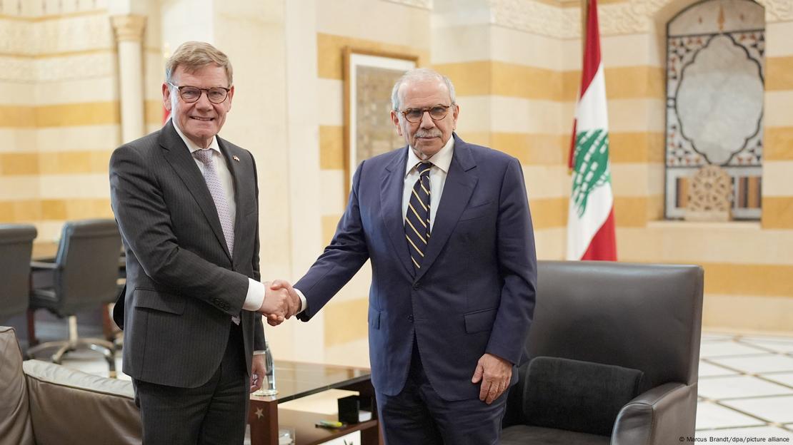 بیروت میں جرمن وزیر خارجہ واڈے فیہول، بائیں، نے لبنانی وزیر اعظم نواف سلام سے بھی ملاقات کی