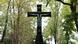 Melaten-Friedhof Köln: Statue von Jesus am Kreuz, umgeben von Bäumen Melaten-Friedhof Köln: Statue von Jesus am Kreuz, umgeben von Bäumen