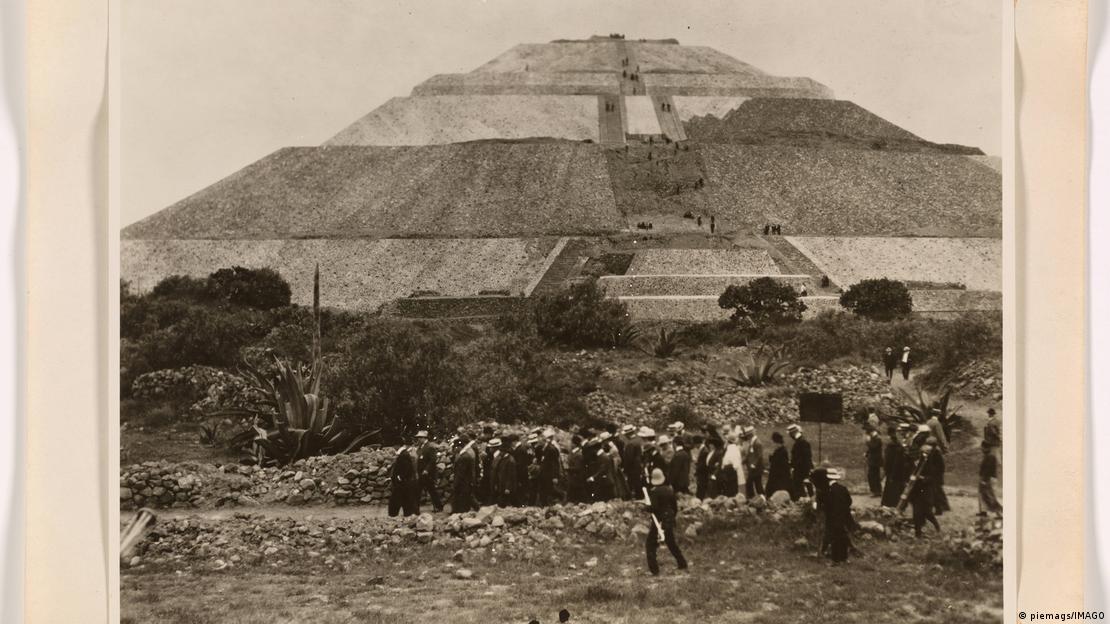 La pirámide del Sol en Teotihuacán, a inicios del siglo XX.